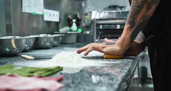 How to set up a UK-based bakery specializing in gluten-free products and ensure compliance with food safety regulations?